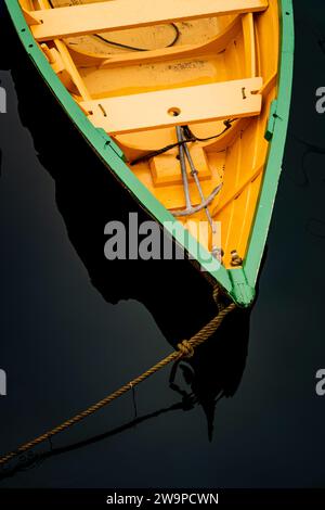 Dory de pêche attaché dans le port par une journée calme à Lunenburg, Nouvelle-Écosse, Canada. Banque D'Images