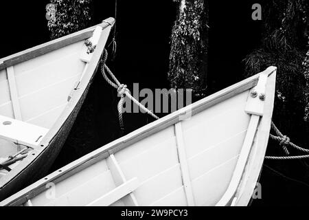 Dory de pêche attaché dans le port par une journée calme à Lunenburg, Nouvelle-Écosse, Canada. Banque D'Images