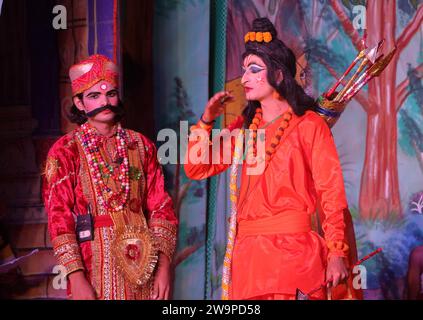 Dialogue entre RAM, Lakshman et Sita lors de la mise en scène de Ramlila. Banque D'Images