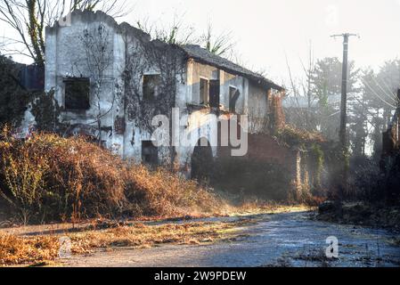 Italie. 10 décembre 2023. Italie du Nord. Ferme abandonnée, dans le brouillard matinal froid. L'expoloration de l'urbex Banque D'Images