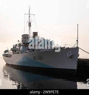 Dernière corvette de classe Flower au monde le long d'un quai lors d'une journée brumeuse sur le front de mer à Halifax, Nouvelle-Écosse, Canada. Banque D'Images