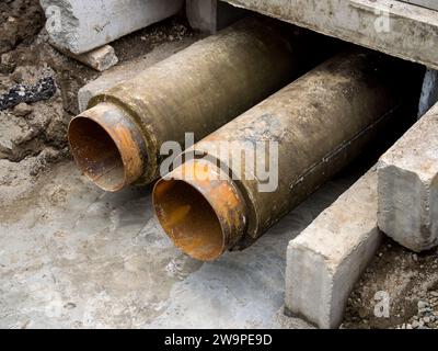 Fragment d'une conduite principale de chauffage dans un collecteur en béton Banque D'Images