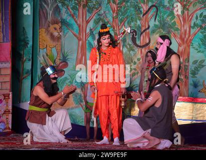 Dialogue entre RAM, Lakshman et Sita lors de la mise en scène de Ramlila. Banque D'Images