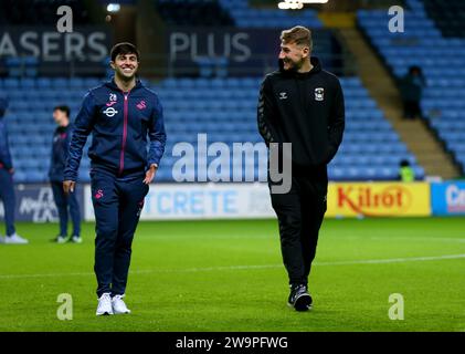 Kyle McFadzean de Coventry City (à droite) parle à Liam Walsh de Swansea City sur le terrain avant le match du championnat Sky Bet au Coventry Building Society Arena, Coventry. Date de la photo : Vendredi 29 décembre 2023. Banque D'Images