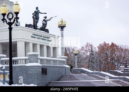30 novembre 2022 Minsk, Biélorussie. Théâtre national académique Bolchoï Opéra et Ballet de la République de Biélorussie en hiver. Banque D'Images