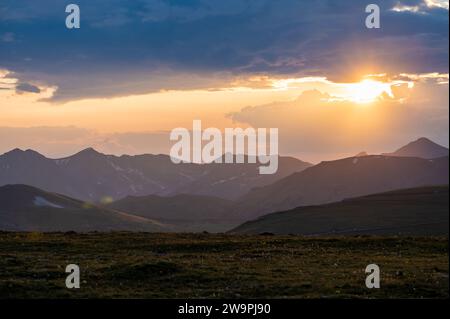 Un soleil éclatant traverse les nuages sur Trail Ridge Road dans le parc national des montagnes Rocheuses Banque D'Images