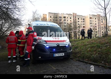 Lviv, Ukraine - 29 décembre 2023 : des travailleurs médicaux sur le site d'une frappe de missile russe dans la ville de Lviv. Banque D'Images