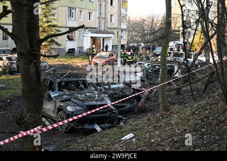 Lviv, Ukraine - 29 décembre 2023 : destruction de voitures privées sur le site d'une frappe de missile russe dans la ville de Lviv. Banque D'Images