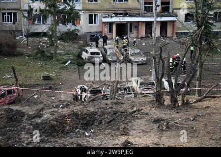 Lviv, Ukraine - 29 décembre 2023 : destruction de voitures privées sur le site d'une frappe de missile russe dans la ville de Lviv. Banque D'Images