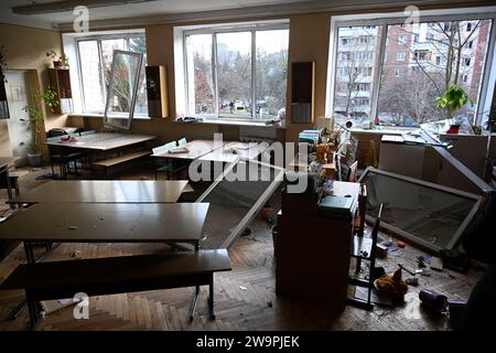 Lviv, Ukraine - 29 décembre 2023 : salle de classe endommagée après une frappe de missile russe dans la ville de Lviv Banque D'Images