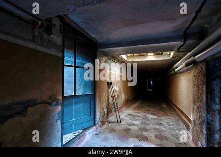 Italie. 10 décembre 2023. Nord Italie. Couloir dans le sous-sol d'un hôpital abandonné dans le nord de l'Italy.urbex Banque D'Images