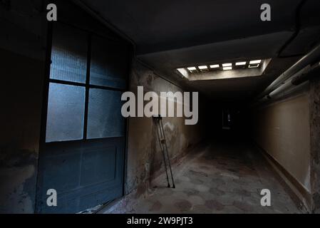 Italie. 10 décembre 2023. Nord Italie. Couloir dans le sous-sol d'un hôpital abandonné dans le nord de l'Italy.urbex Banque D'Images