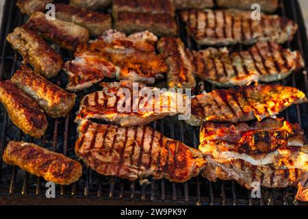 Griller des côtelettes de porc sur un barbecue. Barbecue dans le jardin Banque D'Images