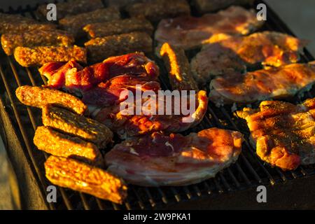 Griller des côtelettes de porc sur un barbecue. Barbecue dans le jardin Banque D'Images