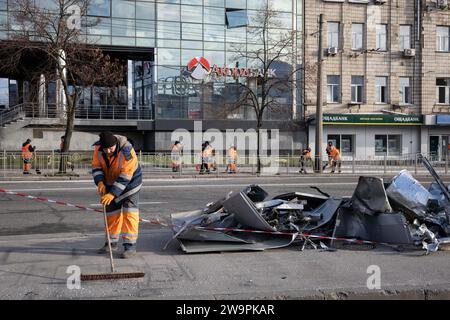 Kiev, Ukraine. 29 décembre 2023. Les travailleurs municipaux ramassent les débris des façades de bâtiments sur le site d'une explosion de missile russe à Kiev. Crédit : SOPA Images Limited/Alamy Live News Banque D'Images