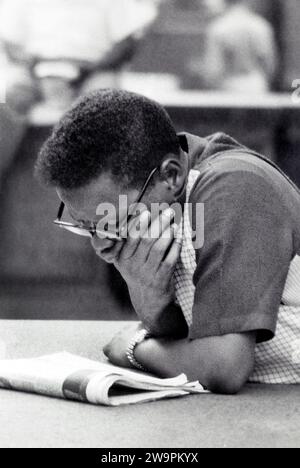 Portrait en demi-longueur d'un homme lisant un journal, New York City, New York, USA, Angelo Rizzuto, collection Anthony Angel Banque D'Images