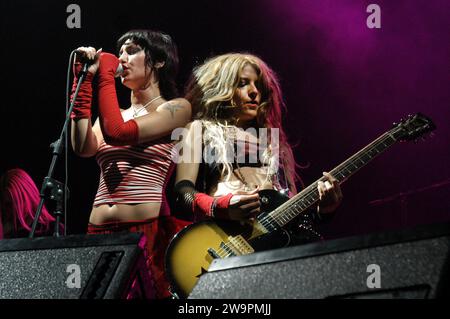 Milan italie 2003-05-09 : Micky Paiano et Morgana Blue de la Bambole di pezza, groupe musical féminin italien pop punk, lors du concert live au Pala Madza Banque D'Images