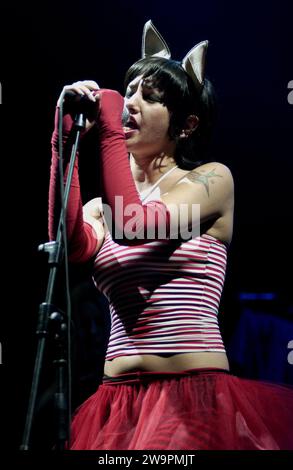 Milan italie 2003-05-09 : Micky Paiano chanteur du Bambole di pezza, groupe musical féminin italien pop punk, lors du concert live au Pala Madza Banque D'Images
