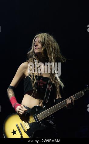 Milan italie 2003-05-05 : Morgana Blue guitariste des Bambole di pezza, groupe musical féminin italien pop punk, lors du concert live au Pala Madza Banque D'Images