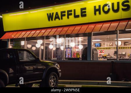 Calvert City, KY, US-2 décembre 2021 : extérieur du Waffle House la nuit. Waffle House, est une chaîne de restaurants emblématique avec plus de 2 100 emplacements dans Banque D'Images