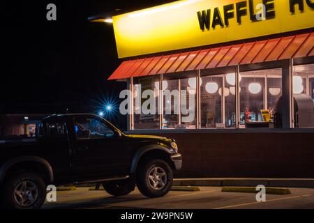 Calvert City, KY, US-2 décembre 2021 : extérieur du Waffle House la nuit. Waffle House, est une chaîne de restaurants emblématique avec plus de 2 100 emplacements dans Banque D'Images