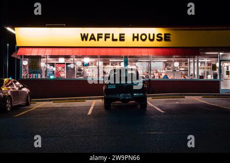 Calvert City, KY, US-2 décembre 2021 : extérieur du Waffle House la nuit. Waffle House, est une chaîne de restaurants emblématique avec plus de 2 100 emplacements dans Banque D'Images