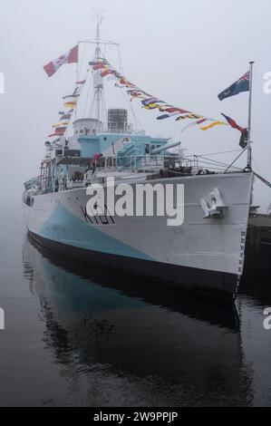 Corvette historique de classe Flower, le NCSM Sackville, vêtu de drapeaux dans le brouillard sur le front de mer à Halifax, en Nouvelle-Écosse. Banque D'Images