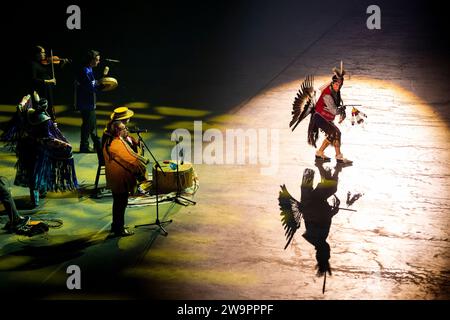 L'artiste des Premières Nations et Alan Syliboy & The Thundermakers se produisent au Royal Nova Scotia International Tattoo 2023 à Halifax, en Nouvelle-Écosse. Banque D'Images