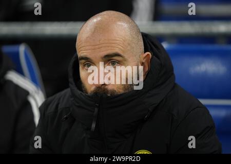 Le Manager de Leicester City Enzo Maresca dans le Dug Out lors du Sky Bet Championship Match au Cardiff City Stadium, Cardiff. Date de la photo : Vendredi 29 décembre 2023. Banque D'Images