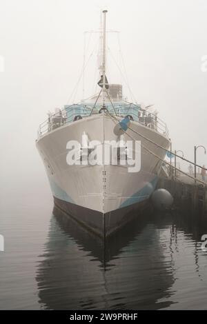 Corvette historique de classe Flower, le NCSM Sackville, vêtu de drapeaux dans le brouillard sur le front de mer à Halifax, en Nouvelle-Écosse. Banque D'Images