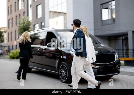 Les gens d'affaires se rendent à pied au taxi minibus Banque D'Images