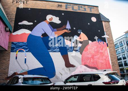 Femme plantant un arbre sur la murale Mont-Royal sur l'avenue du Parc à Montréal, Québec, Canada Banque D'Images