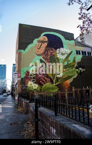 Laon Restaurant enfant portant un masque mural en bois sur St. Denis au centre-ville de Montréal, Québec, Canada Banque D'Images