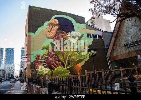 Laon Restaurant enfant portant un masque mural en bois sur St. Denis au centre-ville de Montréal, Québec, Canada Banque D'Images