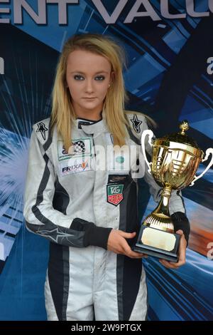 Jessica Hawkins est une pilote de course britannique et cascadeuse, elle a participé à la W Series et au British Touring car Championship, sa carrière de pilote automobile remonte à 2014 et avant cela, elle a couru avec succès Karts, Hawkins est actuellement l'ambassadrice pilote et chef de la course pour l'Académie de F1 pour l'écurie Aston Martin F1 Team. Banque D'Images