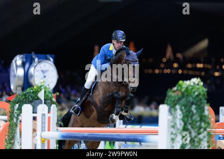 Christian Ahlmann d'Allemagne avec Dourkhan Hero Z lors de la compétition de saut d'obstacles Henders & Hazel au Jumping Mechelen le 29 décembre 2023, Nekkerhal, Belgique (photo de Maxime David - MXIMD Pictures) crédit : MXIMD Pictures/Alamy Live News Banque D'Images