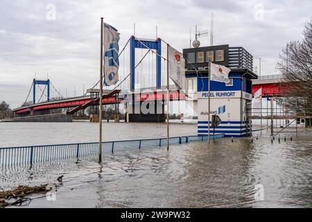 Hautes eaux sur le Rhin près de Duisbourg, maison de jauge, jauge du Rhin, pont Friedrich-Ebert, submergé par les hautes eaux, NRW, Allemagne, Banque D'Images