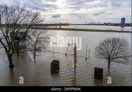 Crue sur le Rhin près de Duisburg, canal de Vincke près de Duisburg-Homberg, port de Ruhrort, NRW, Allemagne, Banque D'Images