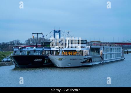 Hautes eaux sur le Rhin près de Duisbourg, bateaux de croisière fluviale, MS Otello et Excellence Queen, amarrés dans le port de Ruhrort, dans le canal Vincke, Friedrich-E. Banque D'Images