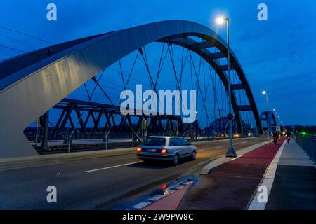 La nouvelle construction achevée du pont Karl Lehr, sur la Ruhr et le canal portuaire, reliant Duisburg Kaßlerfeld et Ruhrort, l'ancien, dila Banque D'Images