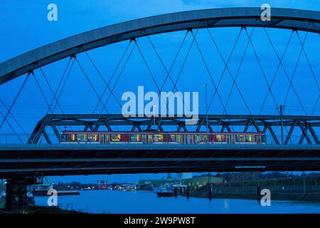 La nouvelle construction achevée du pont Karl Lehr, sur la Ruhr et le canal portuaire, reliant Duisburg Kaßlerfeld et Ruhrort, l'ancien, dila Banque D'Images