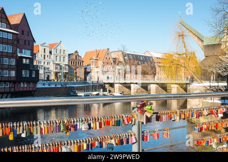 Façades de maison colorées, maisons à pignons, vieux port sur la rue am Stintmarkt, vieille grue et saule suspendu, journée d'hiver ensoleillée avec ciel bleu, a Banque D'Images