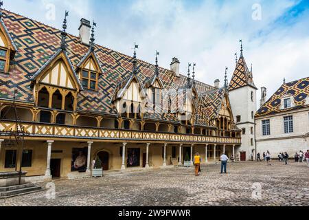 Cour intérieure, Hôtel-Dieu, ancien hôpital fondé en 1443, Beaune, Côte-d'Or, Bourgogne-Franche-Comté, Bourgogne, France Banque D'Images