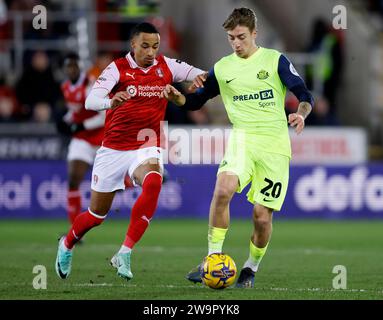 Jack Clarke de Sunderland (à droite) et Cohen Bramall de Rotherham United se battent pour le ballon lors du Sky Bet Championship Match au AESSEAL New York Stadium de Rotherham. Date de la photo : Vendredi 29 décembre 2023. Banque D'Images