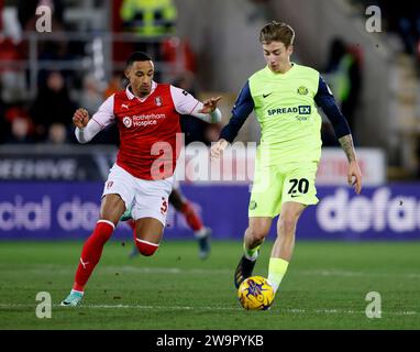 Jack Clarke de Sunderland (à droite) et Cohen Bramall de Rotherham United se battent pour le ballon lors du Sky Bet Championship Match au AESSEAL New York Stadium de Rotherham. Date de la photo : Vendredi 29 décembre 2023. Banque D'Images