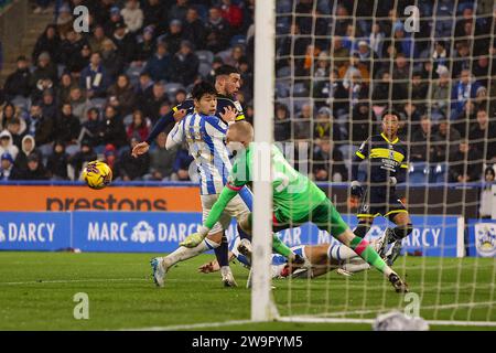 Jacob Chapman, gardien de Huddersfield, effectue une sauvegarde en première mi-temps lors du match de championnat Sky Bet entre Huddersfield Town et Middlesbrough au John Smith's Stadium, Huddersfield, le vendredi 29 décembre 2023. (Photo : Chris Donnelly | MI News) crédit : MI News & Sport / Alamy Live News Banque D'Images