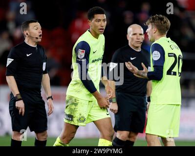 Jobe Bellingham et Jack Clarke (à droite) de Sunderland discutent avec les officiels du match à la mi-temps du Sky Bet Championship au stade AESSEAL New York, Rotherham. Date de la photo : Vendredi 29 décembre 2023. Banque D'Images