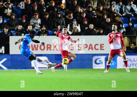 Ephron Mason Clarke (10 Peterborough United) tire lors du match de Sky Bet League 1 entre Peterborough et Barnsley à London Road, Peterborough le vendredi 29 décembre 2023. (Photo : Kevin Hodgson | MI News) crédit : MI News & Sport / Alamy Live News Banque D'Images