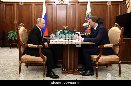 Moscou, Russie. 29 décembre 2023. Le président russe Vladimir Poutine, à gauche, écoute Sergei Aleksandrovsky, PDG d’Aeroflot, lors d’une réunion en face à face au Kremlin, le 29 décembre 2023 à Moscou, en Russie. Crédit : Gavriil Grigorov/Kremlin Pool/Alamy Live News Banque D'Images