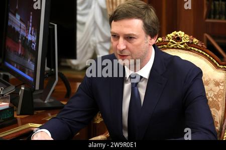 Moscou, Russie. 29 décembre 2023. Sergei Aleksandrovsky, PDG d'Aeroflot, écoute le président russe Vladimir Poutine lors d'une rencontre en face à face au Kremlin, le 29 décembre 2023 à Moscou, en Russie. Crédit : Gavriil Grigorov/Kremlin Pool/Alamy Live News Banque D'Images